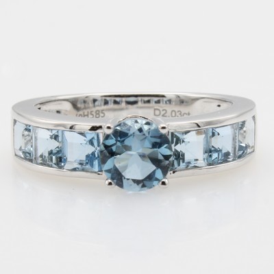27155795a - Ring mit Aquamarinen, WG 585/000, 1 runder u. 6 Aquamarincarrées zus. ca. 2.03 ct, RW ...