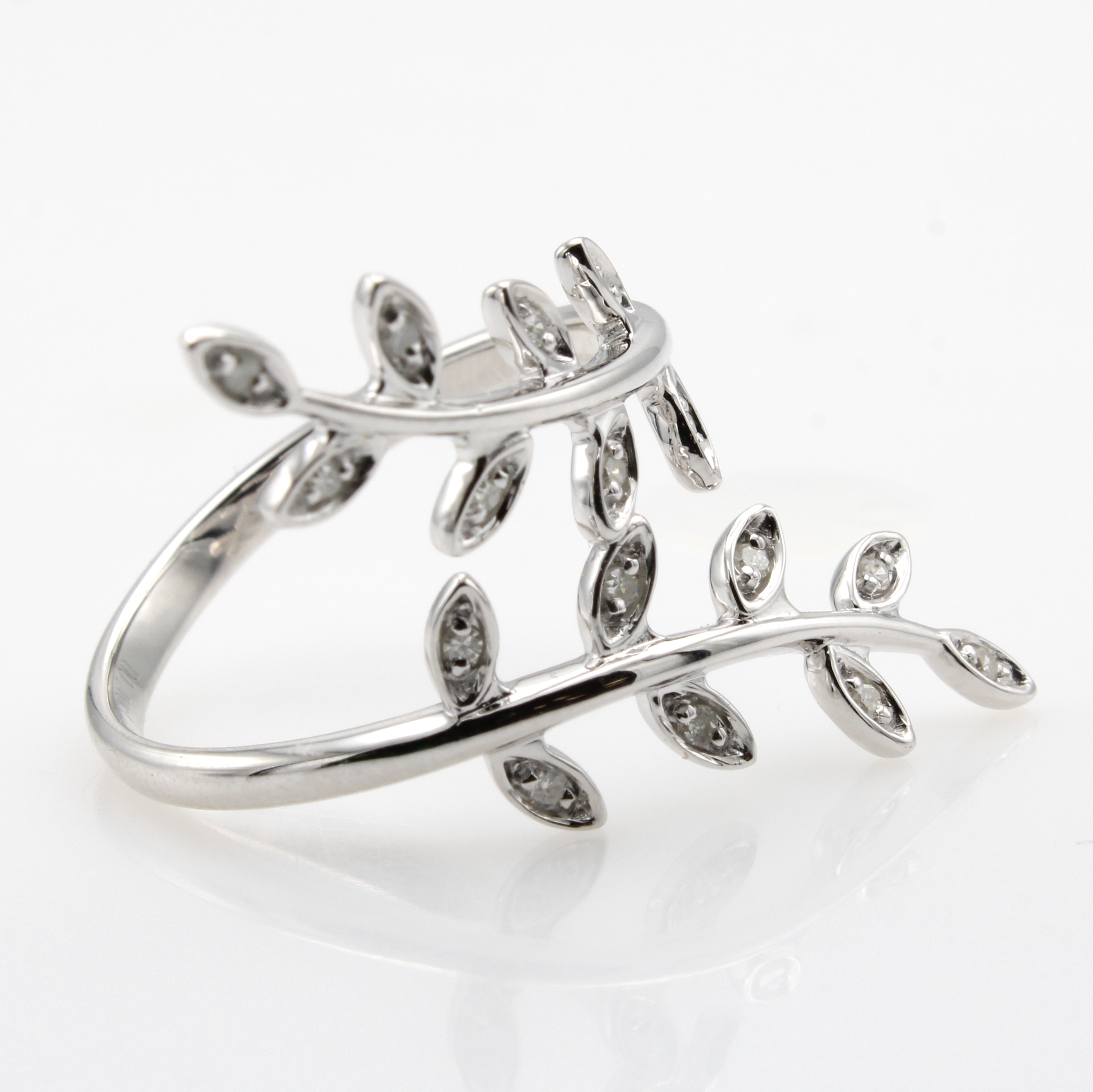 Image 27155802 - Ring mit Brillanten, WG 585/000, 16 Brill. zus. ca. 0.10 ct Weiß/si-p in Blätterform ...