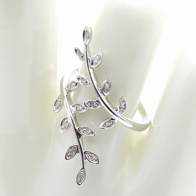 27155802a - Ring mit Brillanten, WG 585/000, 16 Brill. zus. ca. 0.10 ct Weiß/si-p in Blätterform ...