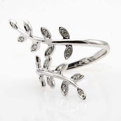 27155802b - Ring mit Brillanten, WG 585/000, 16 Brill. zus. ca. 0.10 ct Weiß/si-p in Blätterform ...