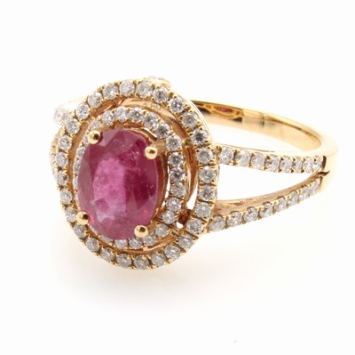 27155810a - Ring mit Rubin und Brillanten, RG 750/000, 86 Brill. zus. ca. 0.60 ct Weiß/si-p, ovaler ...