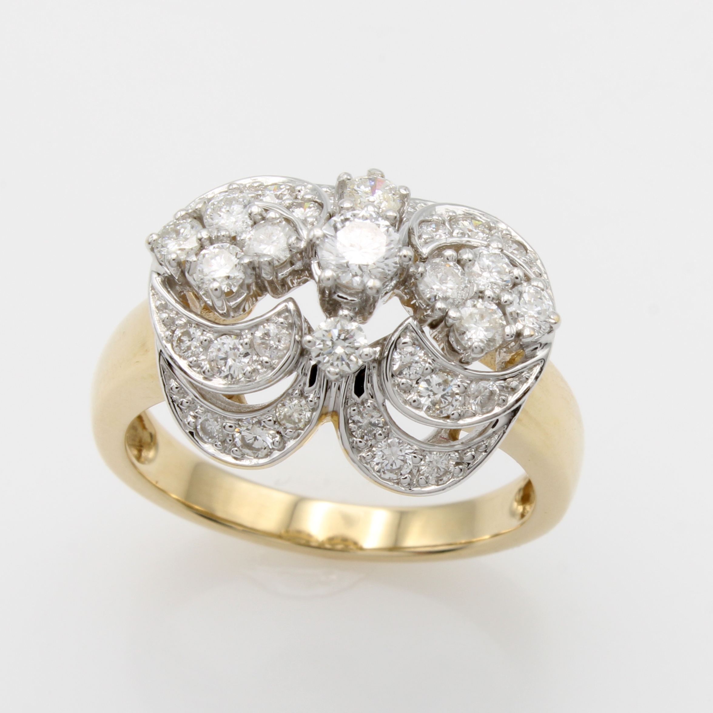 Image 27156363 - Ring mit Brillanten, GG/WG 585/000, getreppter, durchbrochener Ringkopf, Brill. zus. ca. ...