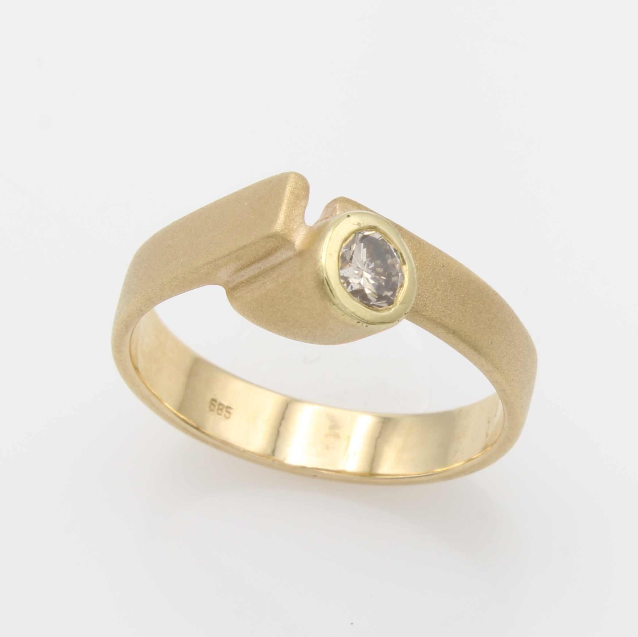 Image 27156365 - Ring mit Brillant, GG 585/000, matt., Brill. ca. 0.15 ct Braun/vs, versetzt gearb., RW ...