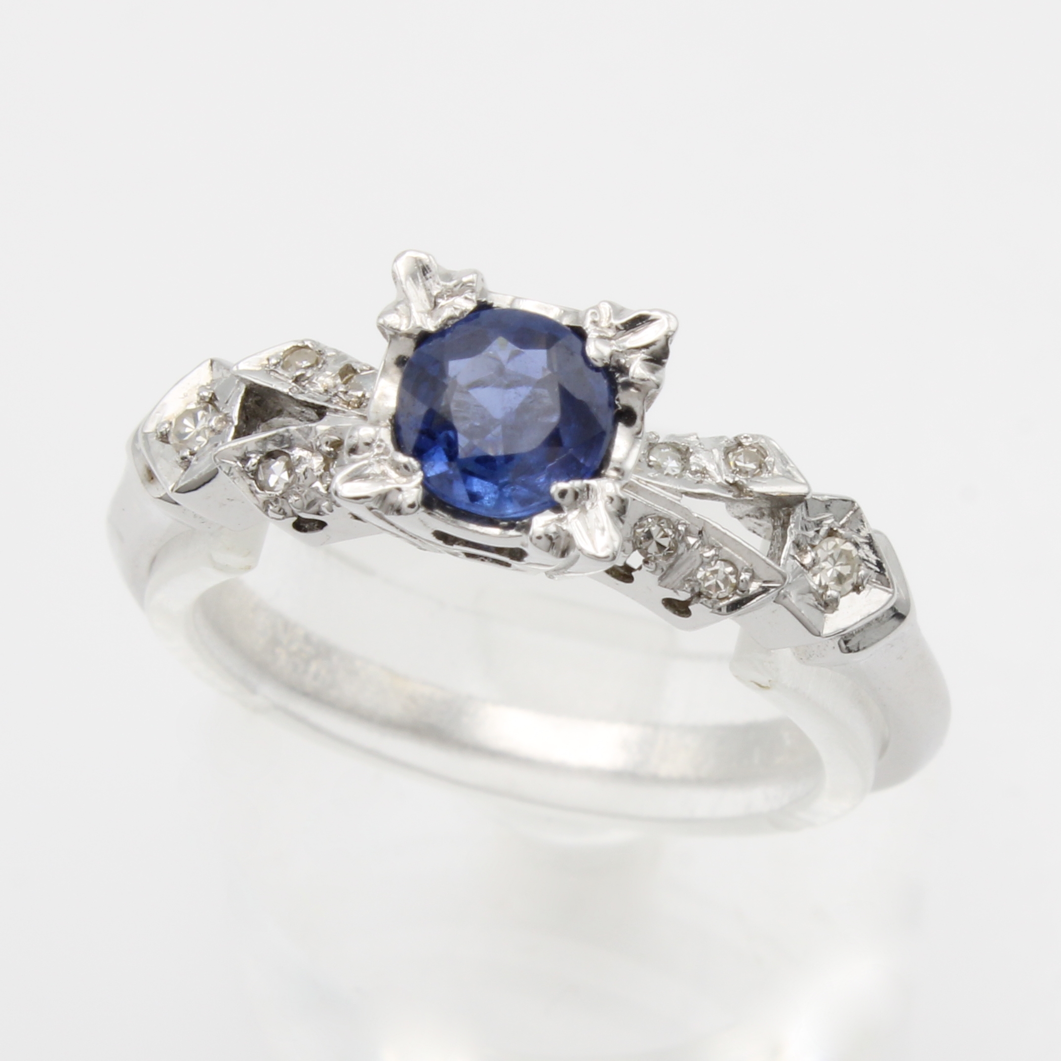Image 27156366 - Ring mit Saphir und Diamanten, WG 585/000, Saphir ca. 0.50 ct erhöht gef., Diam. zus. ...