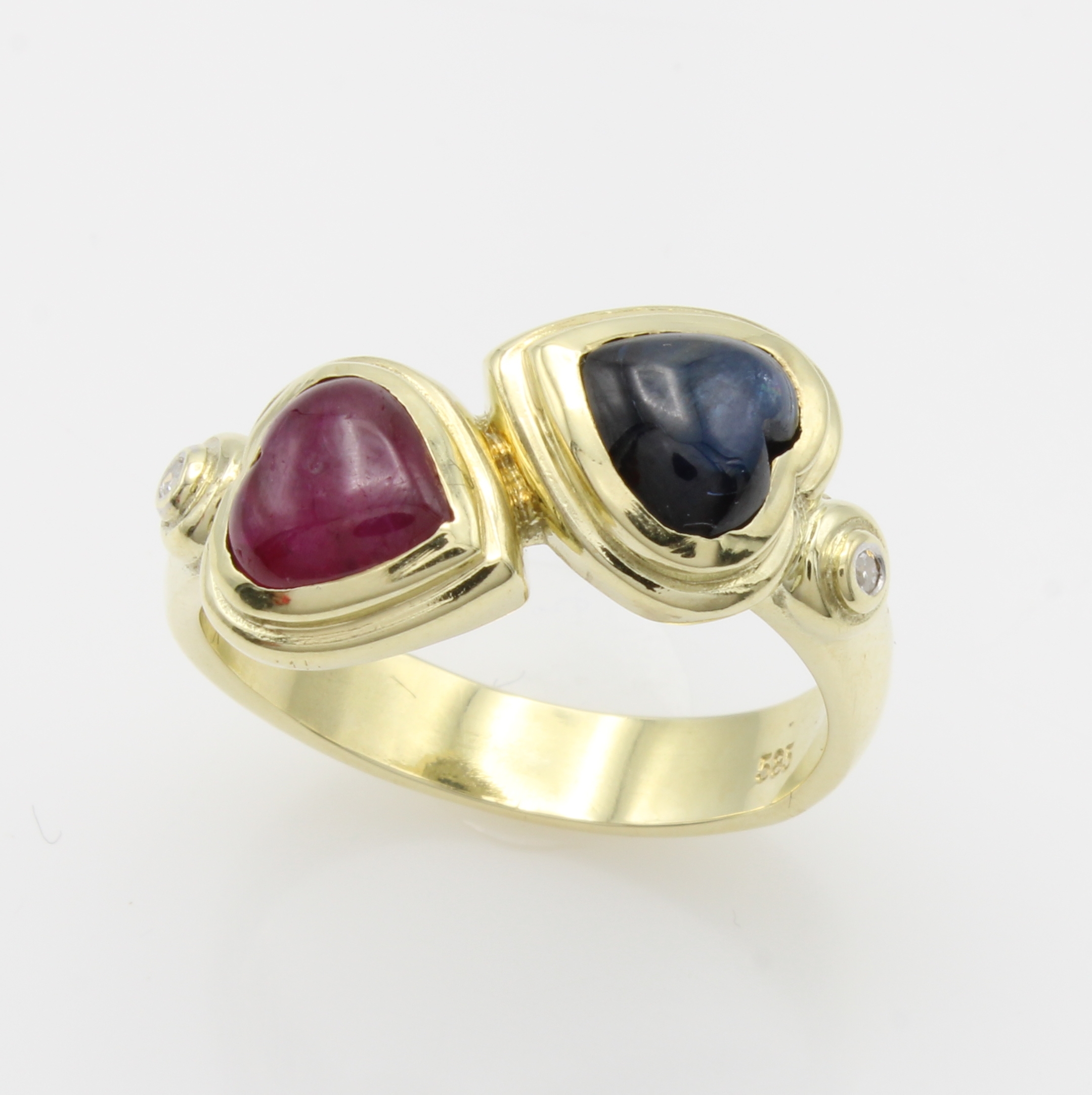 Image 27156375 - Ring mit Rubin, Saphir und Diamanten, GG 585/000, 2 herzförm. Farbsteincabochons, 2 ...