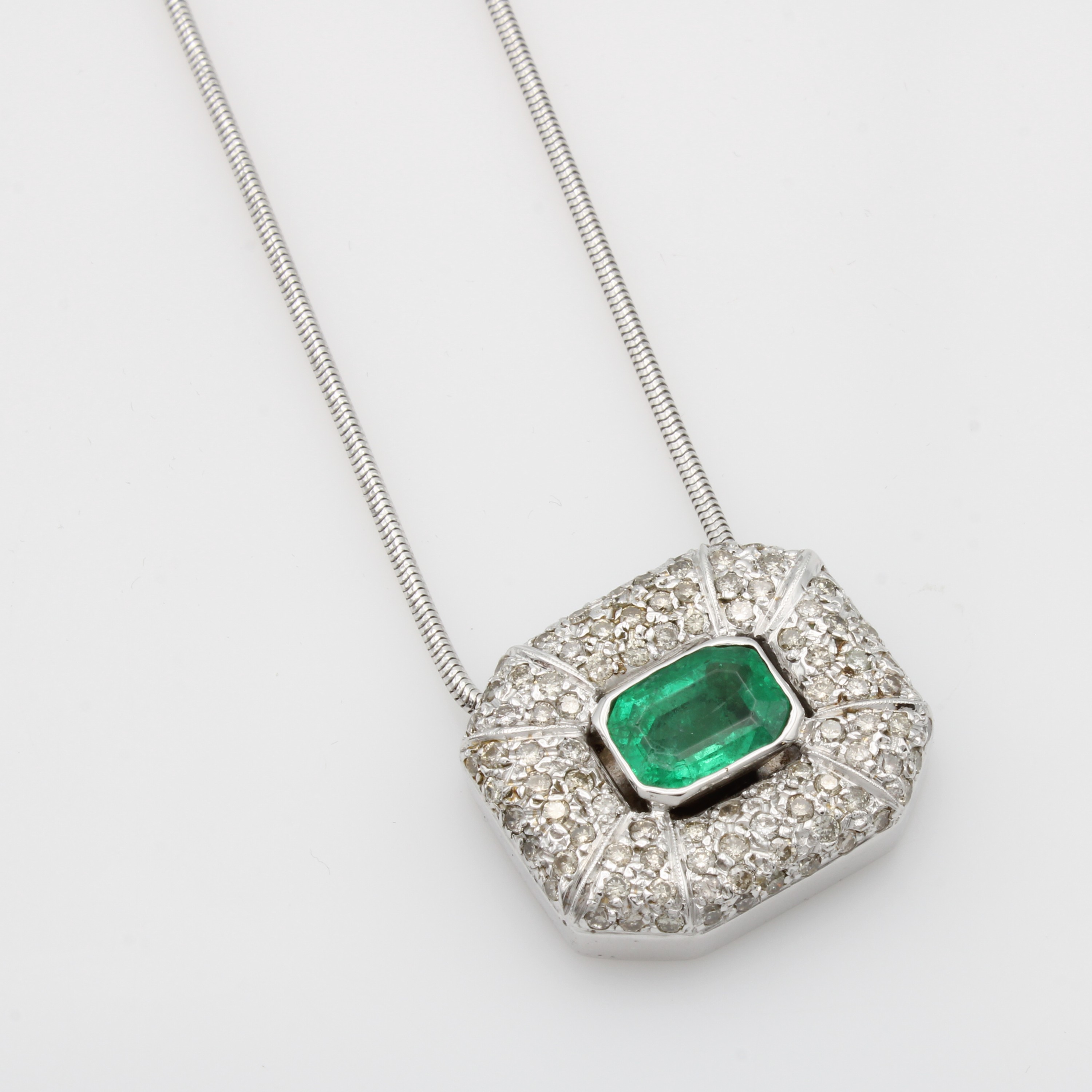 Image 27156391 - Anhänger mit Smaragd und Diamanten an Kette, WG 750/000, achteckiger Smaragd ca. 3 ct, ...