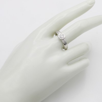 27156362a - Ring mit Brillant, WG 585/000, Brill. in Zargenfassung ca. 0.70 ct feines Weiß/p, RW ...