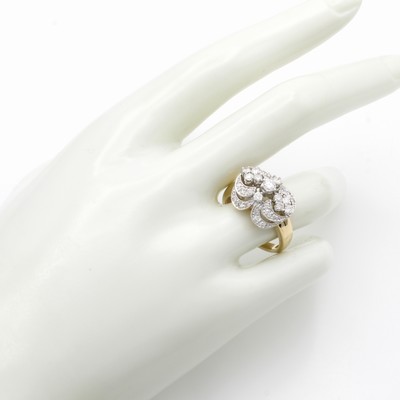 27156363a - Ring mit Brillanten, GG/WG 585/000, getreppter, durchbrochener Ringkopf, Brill. zus. ca. ...