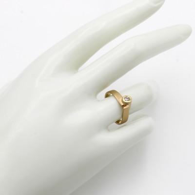 27156365a - Ring mit Brillant, GG 585/000, matt., Brill. ca. 0.15 ct Braun/vs, versetzt gearb., RW ...