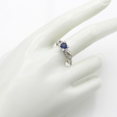 27156366a - Ring mit Saphir und Diamanten, WG 585/000, Saphir ca. 0.50 ct erhöht gef., Diam. zus. ...