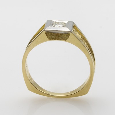 27156369a - Herrenring mit Brillant, GG/WG 750/000, carréef. Ringkopf, Ringschultern z.T. ...