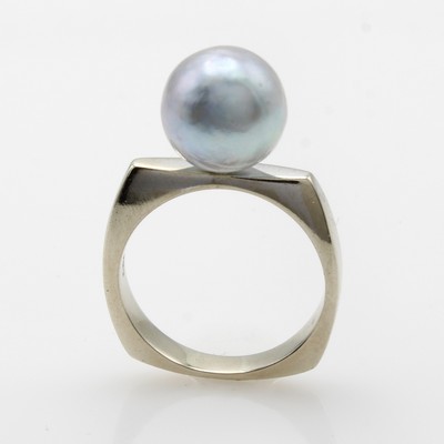 27156370a - Ring mit Zuchtperle, WG 585/000, hellgraue Perle ca. 10 mm, eckige Ringschiene, RW ca. 51