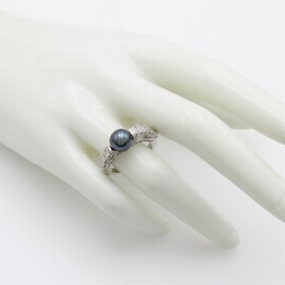 27156372a - Ring mit Zuchtperle und Brillanten, WG 750/000, dunkelgraue Perle (gef.) ca. 8 mm, ...