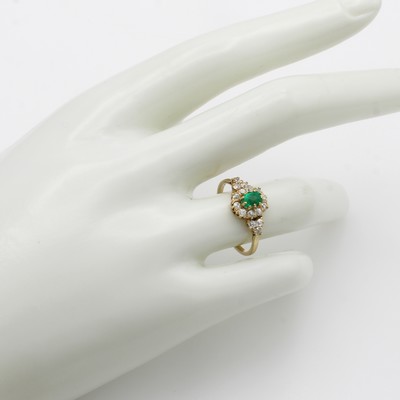 27156373a - Ring mit Smaragd und Diamanten, GG 585/000, Smaragd ca. 0.15 ct, Diam. zus. ca. 0.30 ct ...