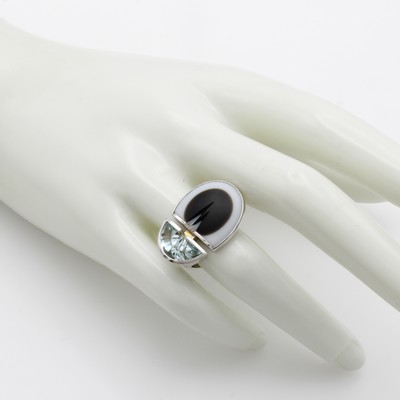 27156374a - Ring mit Achat und Aquamarin, WG 750/000, weiß/brauner Achat z.T. geschnitzt, Aquamarin ...