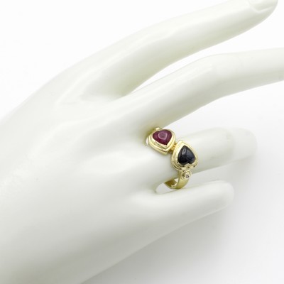 27156375a - Ring mit Rubin, Saphir und Diamanten, GG 585/000, 2 herzförm. Farbsteincabochons, 2 ...