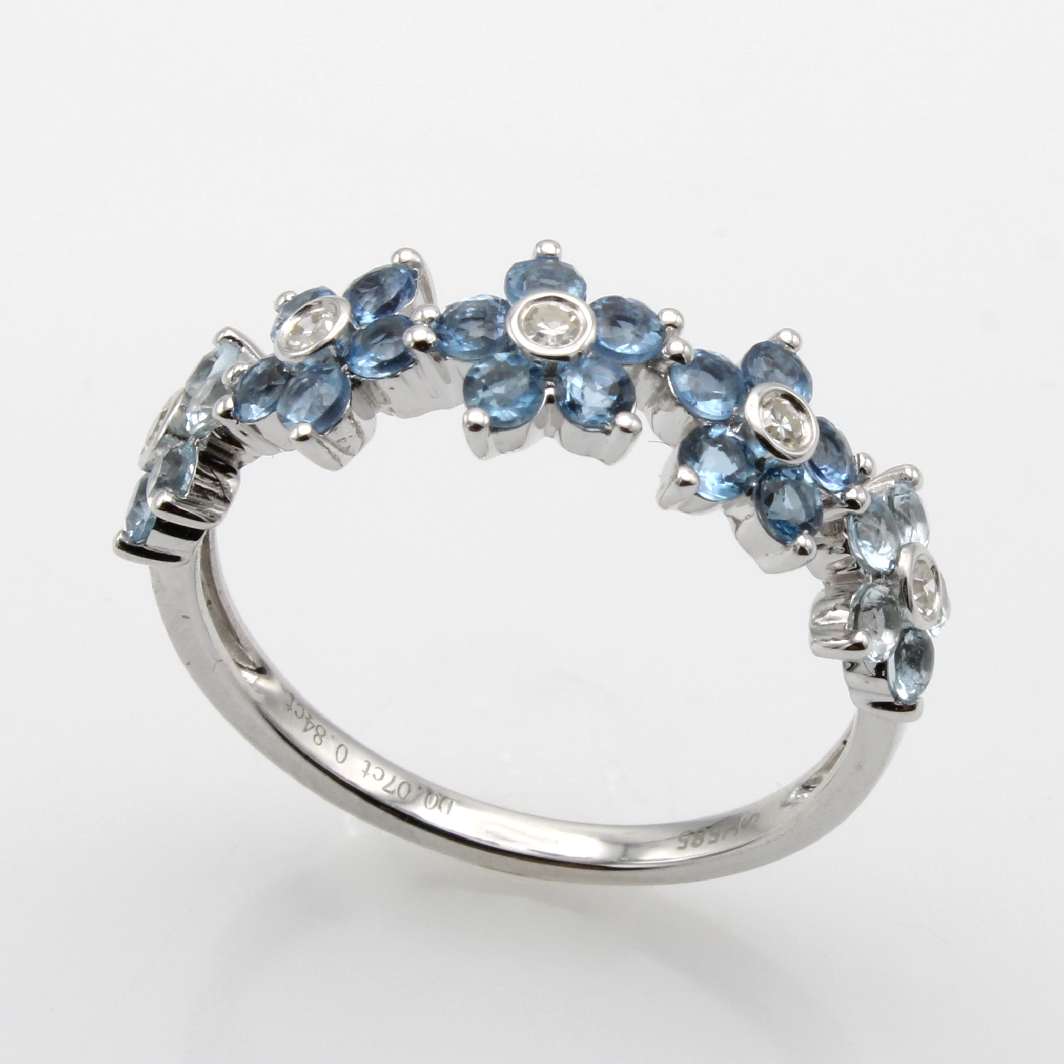 Image 27156631 - Ring mit Aquamarinen und Brillanten, WG 585/000, 25 Aquamarine zus. ca. 0.84 ct, 5 ...