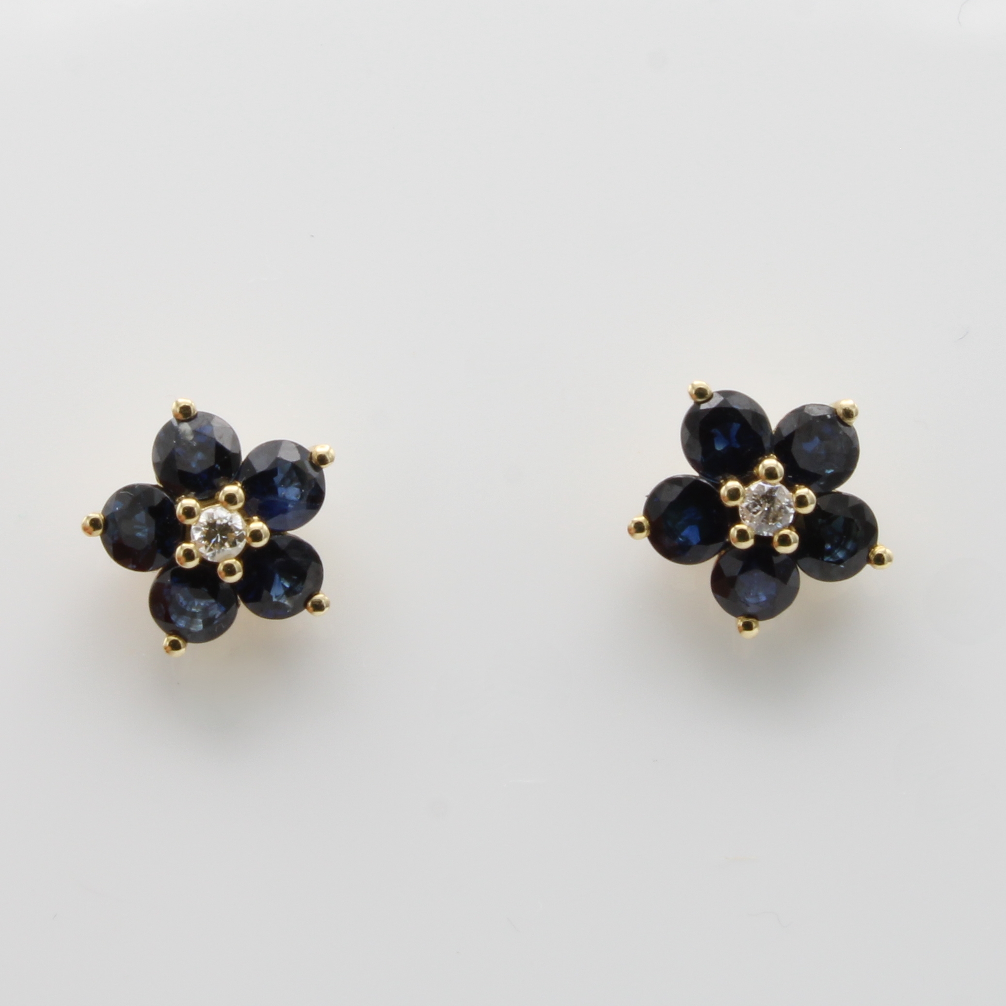 Image 27156645 - Paar Ohrstecker mit Brillanten und Saphiren, GG 585/000, 2 Brill. zus. ca. 0.08 ct feines ...