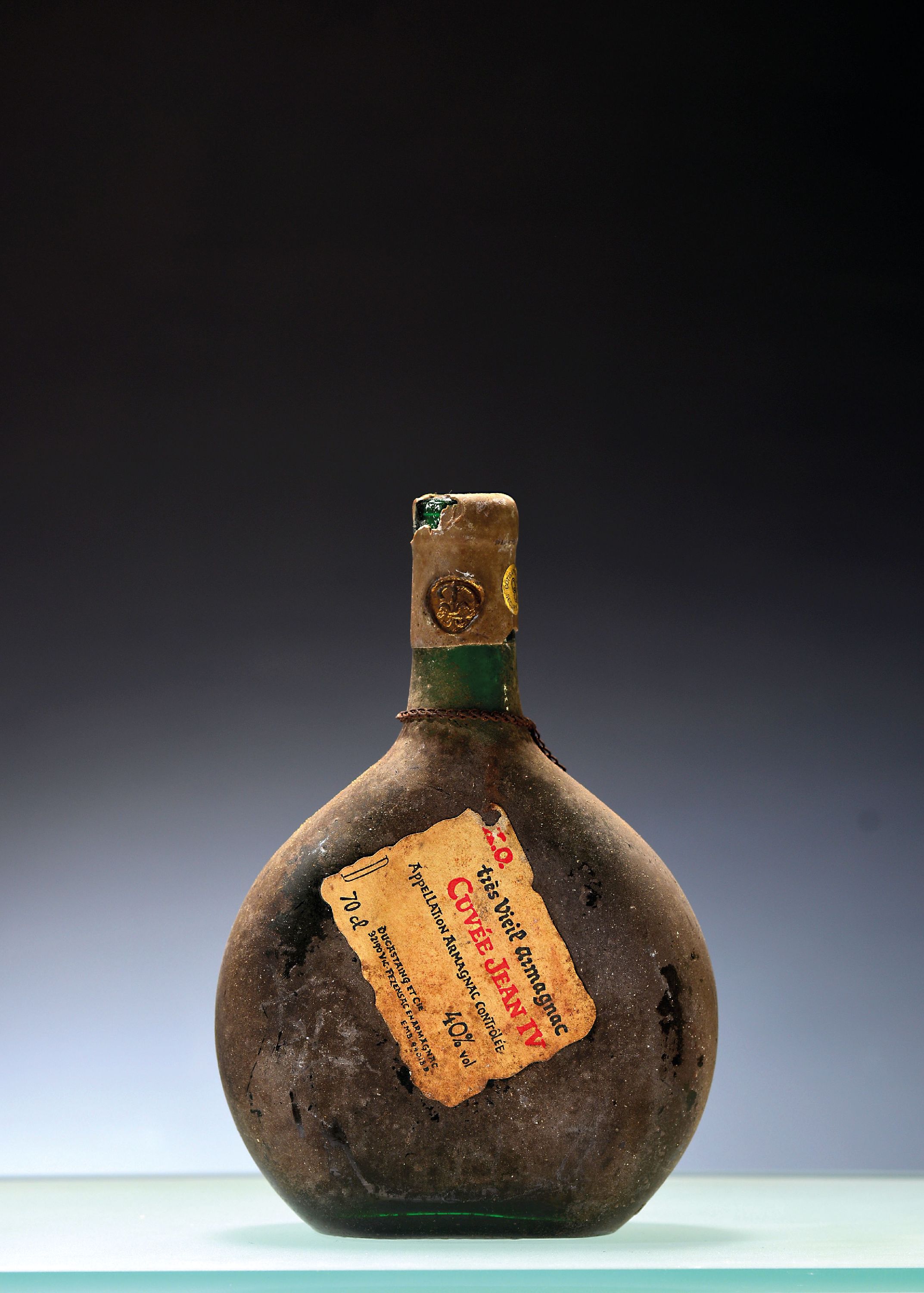 Image 27156794 - 1 Flasche Tres Vieil Armagnac Cuvee Jean IV , ca. 70cl, 40%Vol., Schmutzpatina, Kapsel ...
