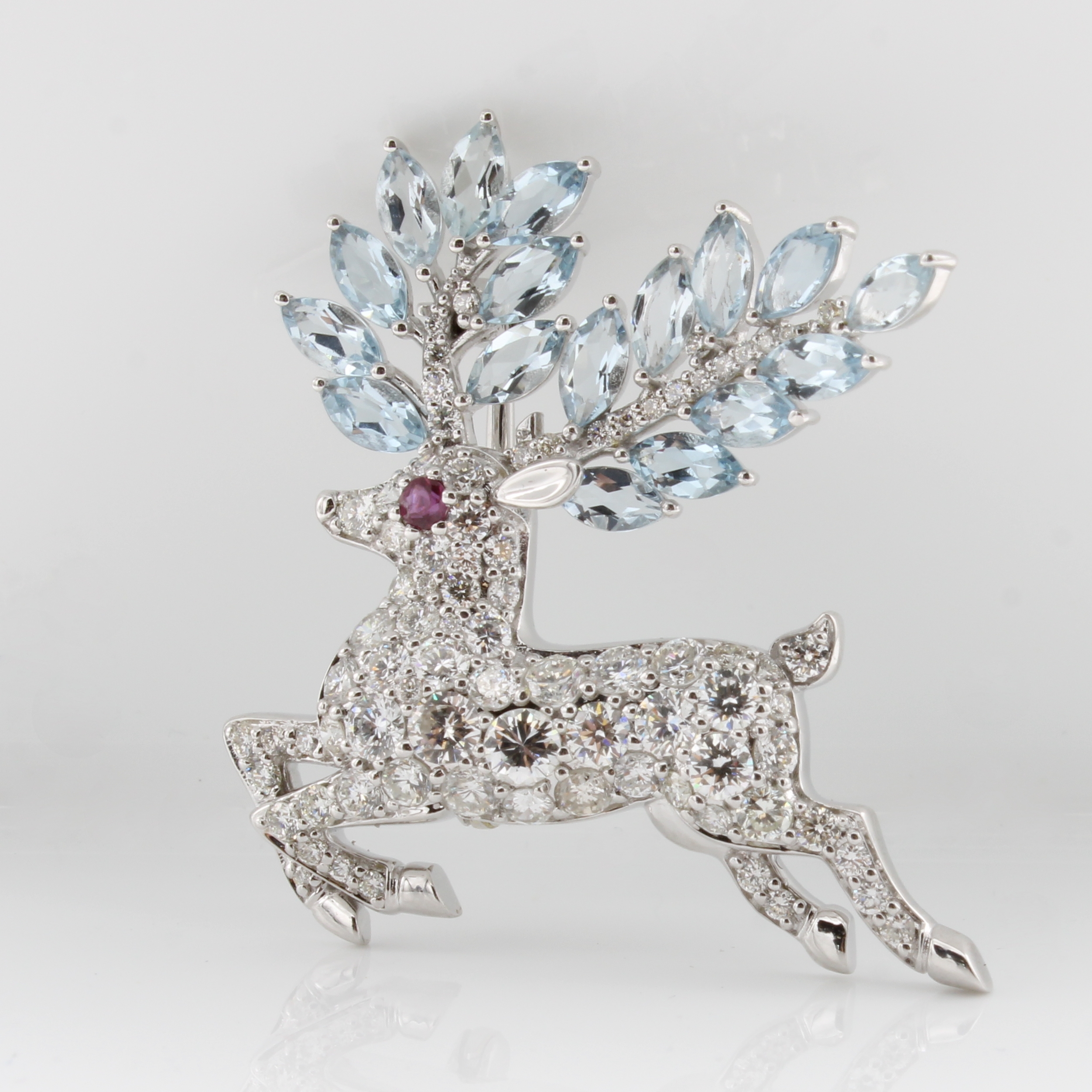 Image 27156827 - Brosche ´Hirsch´ mit Aquamarinen, Rubin und Brillanten, WG 585/000, 17 Aquamarine zus. ...