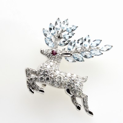 27156827a - Brosche ´Hirsch´ mit Aquamarinen, Rubin und Brillanten, WG 585/000, 17 Aquamarine zus. ...