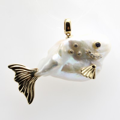 27156828a - Anhänger ´Fisch´ aus barocker Perle mit Brillanten, GG 585/000, 8 Brill. zus. ca. 0.09 ...