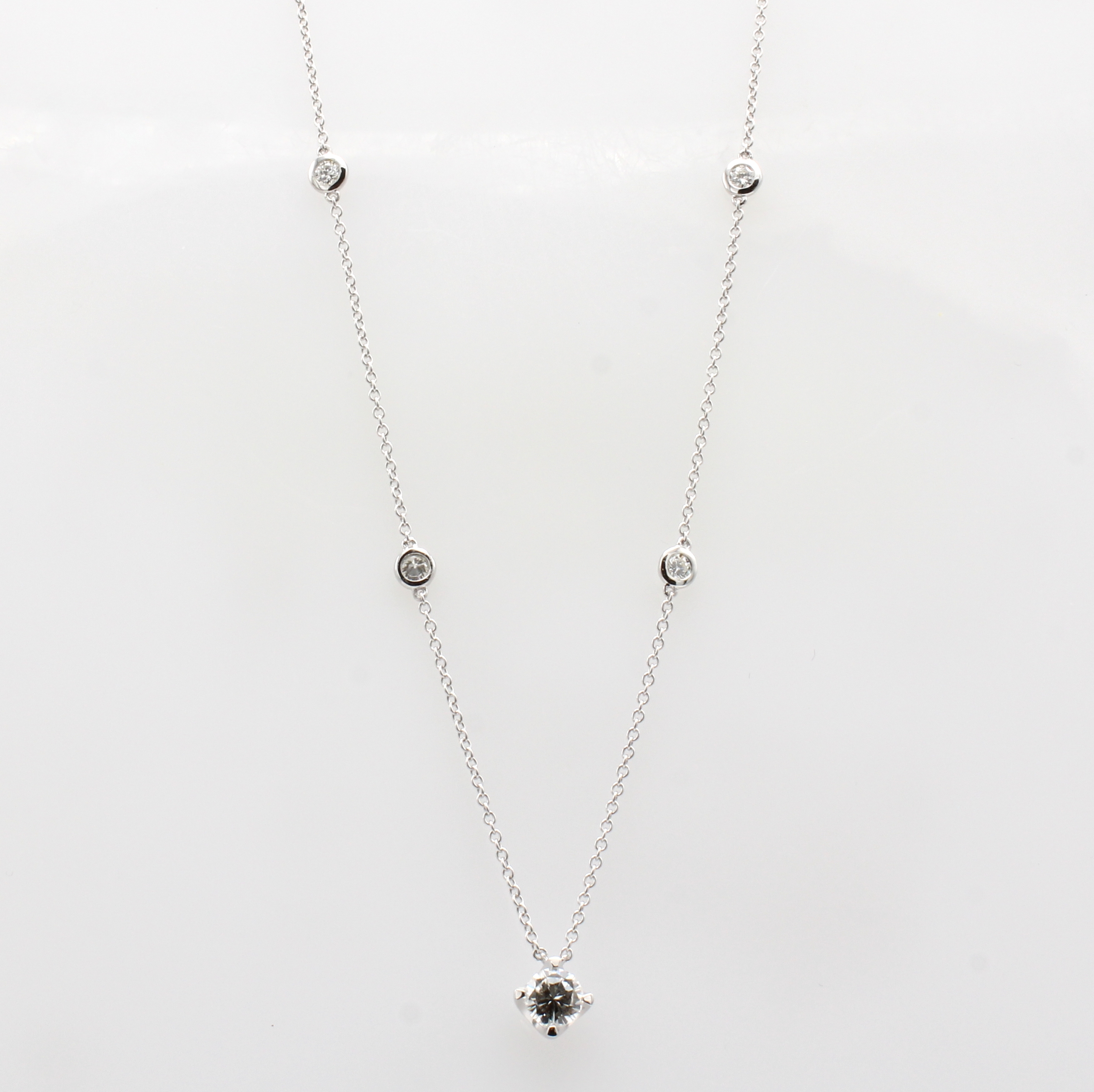 Image 27157201 - Collier mit Brillanten, WG 750/000, Brill. ca. 0.44 ct u. 4 Brill. in Kette integriert ...
