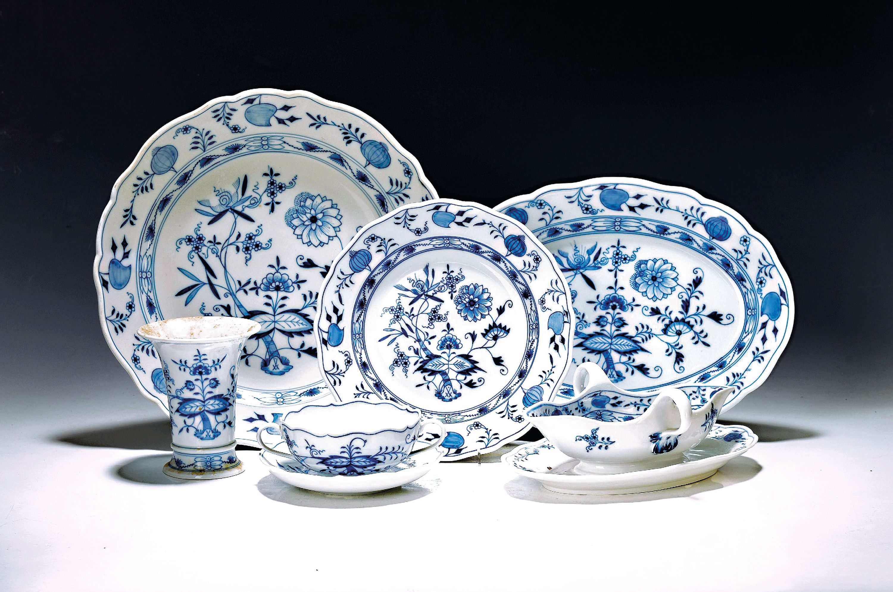 Image 27158099 - Tafelservice, Meissen, 30er Jahre, Zwiebelmuster, 12 Menueteller, 6 Suppentassen mit ...