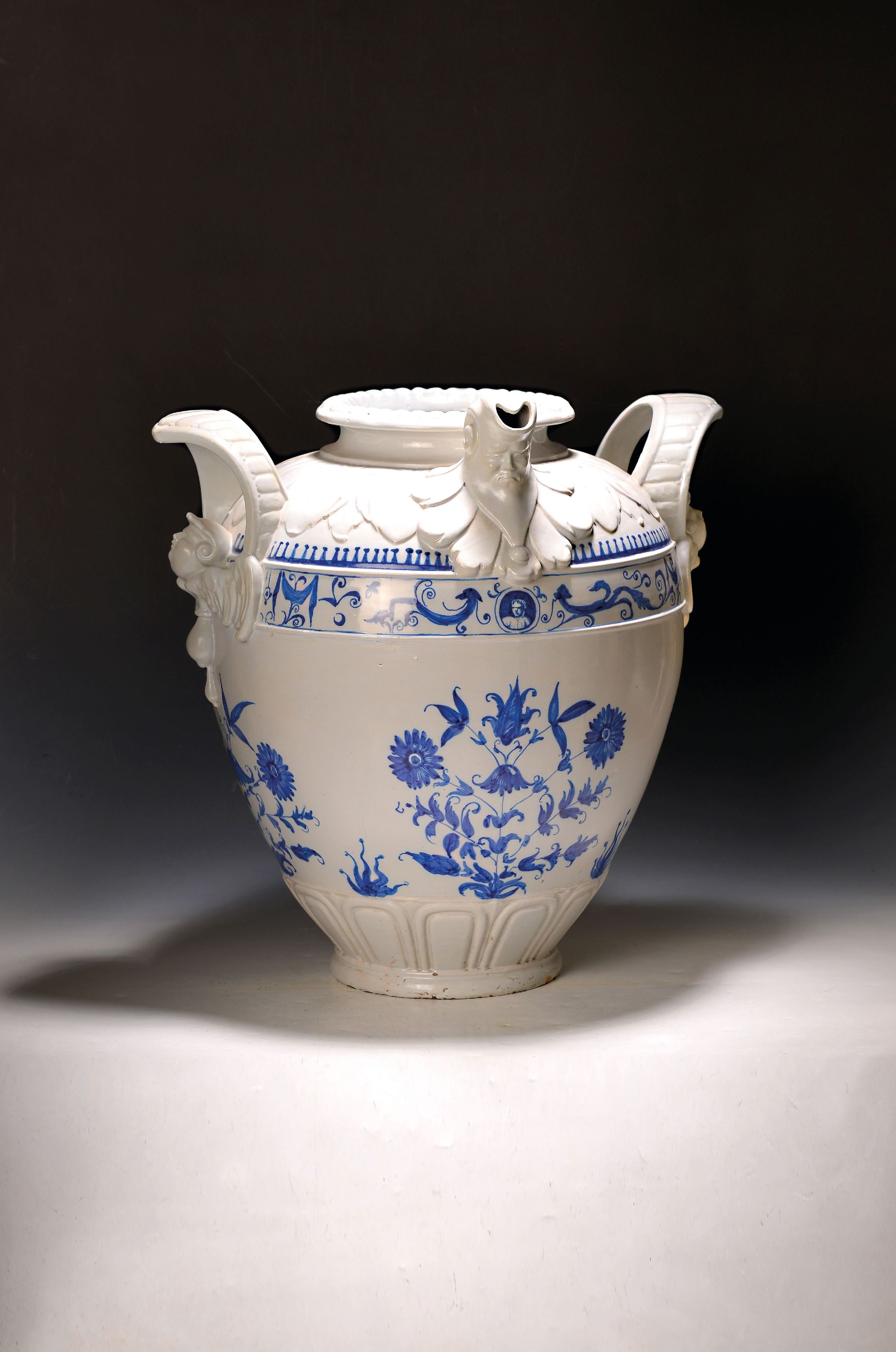 Image 27158177 - Großes Ölgefäß, Italien, 20. Jh., Fayence, weiß engobiert mit blauer, floraler ...