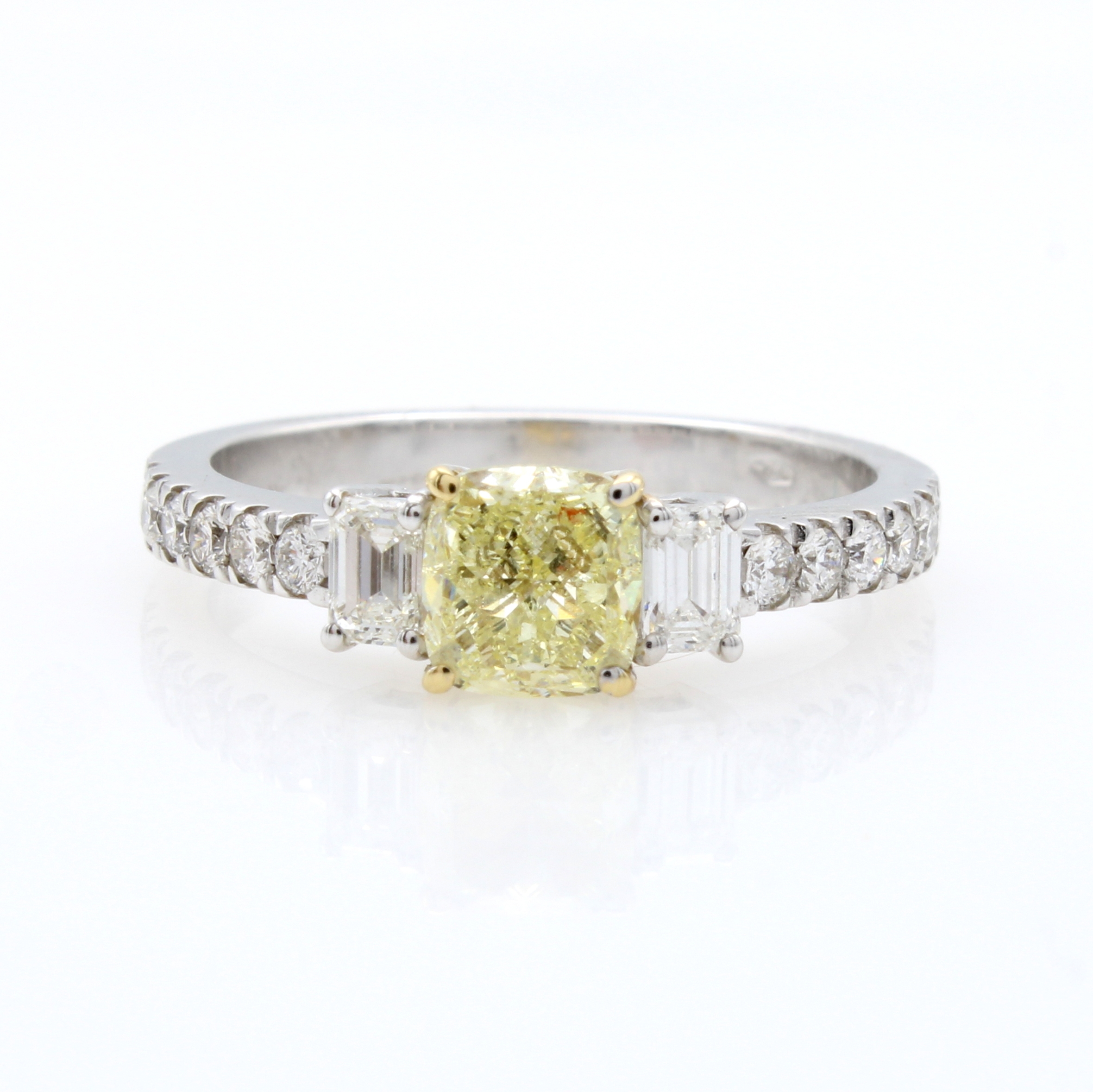 Image 27160785 - Ring mit Diamanten und Brillanten, WG 750/000, viereck. Diam. mit Kissensch. ca. 1,01 ...