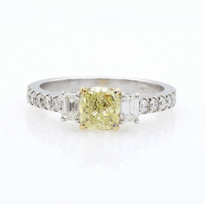 Image Ring mit Diamanten und Brillanten, WG 750/000, viereck. Diam. mit Kissensch. ca. 1,01 ...