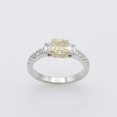 27160785a - Ring mit Diamanten und Brillanten, WG 750/000, viereck. Diam. mit Kissensch. ca. 1,01 ...