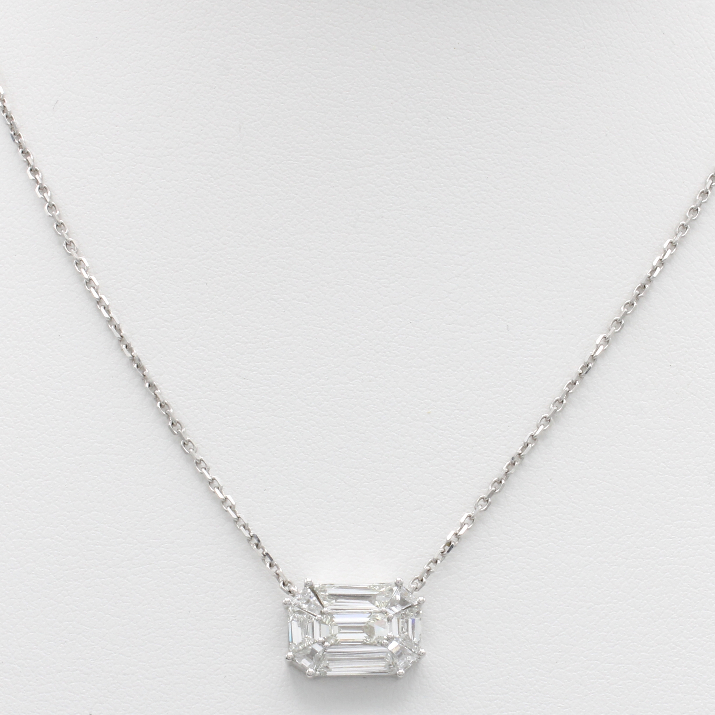 Image 27161179 - Collier mit Diamanten, WG 750/000, 1 zen- traler Diam. im Oktagonalschliff u. 8 Diam. im ...