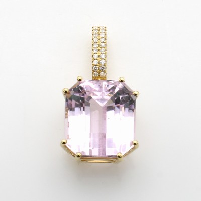 27161147a - Anhänger mit Kunzit und Brillanten, GG 750/ 000, Kunzit ca. 40.68 ct im Smaragdschliff, ...