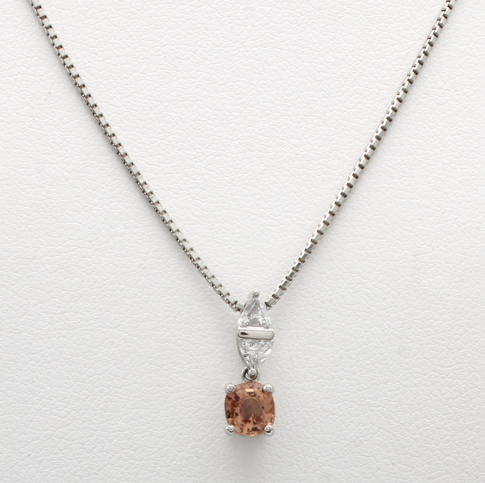 Image 27161314 - Anhänger mit Padparadscha Saphir und Diamantenan Kette, Anhänger: 900er Platin bes. m. ...