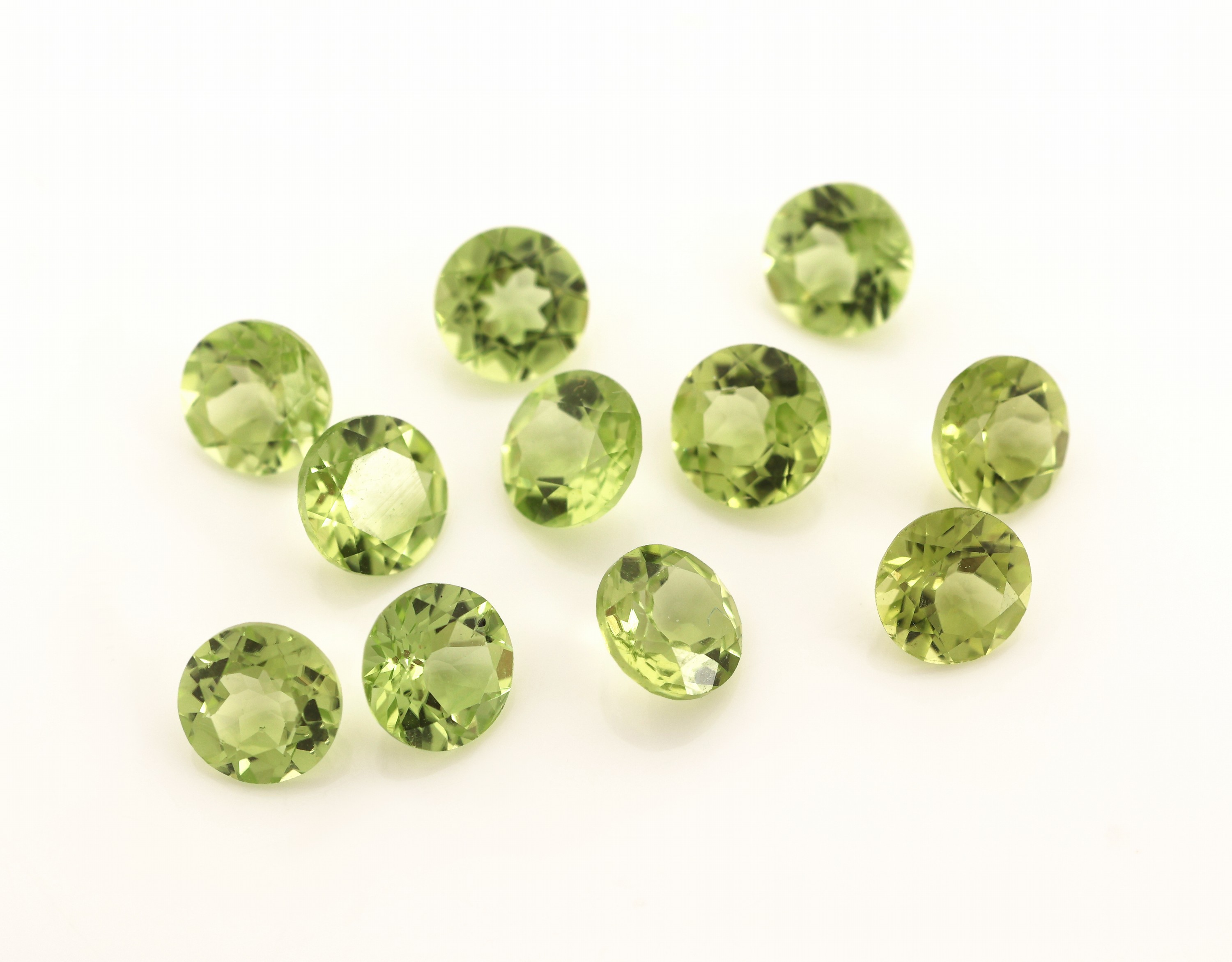 Image 27161391 - Lot 11 lose Peridots, zus. ca. 5.75 ct, rundfacett. Schätzpreis: 500, - EUR