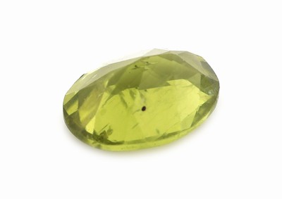 27161351a - Loser Peridot, ca. 1.32 ct, ovalfacett. Schätzpreis: 120, - EUR