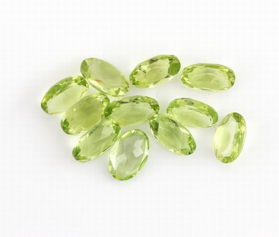 Image Lot 11 lose Peridots, zus. ca. 4.45 ct, ovalfacett. Schätzpreis: 390, - EUR