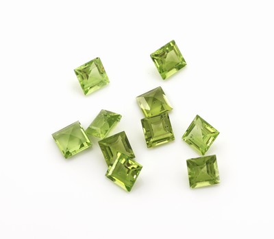 Image Lot 10 lose Peridots, zus. ca. 7.10 ct, Carrees Schätzpreis: 600, - EUR