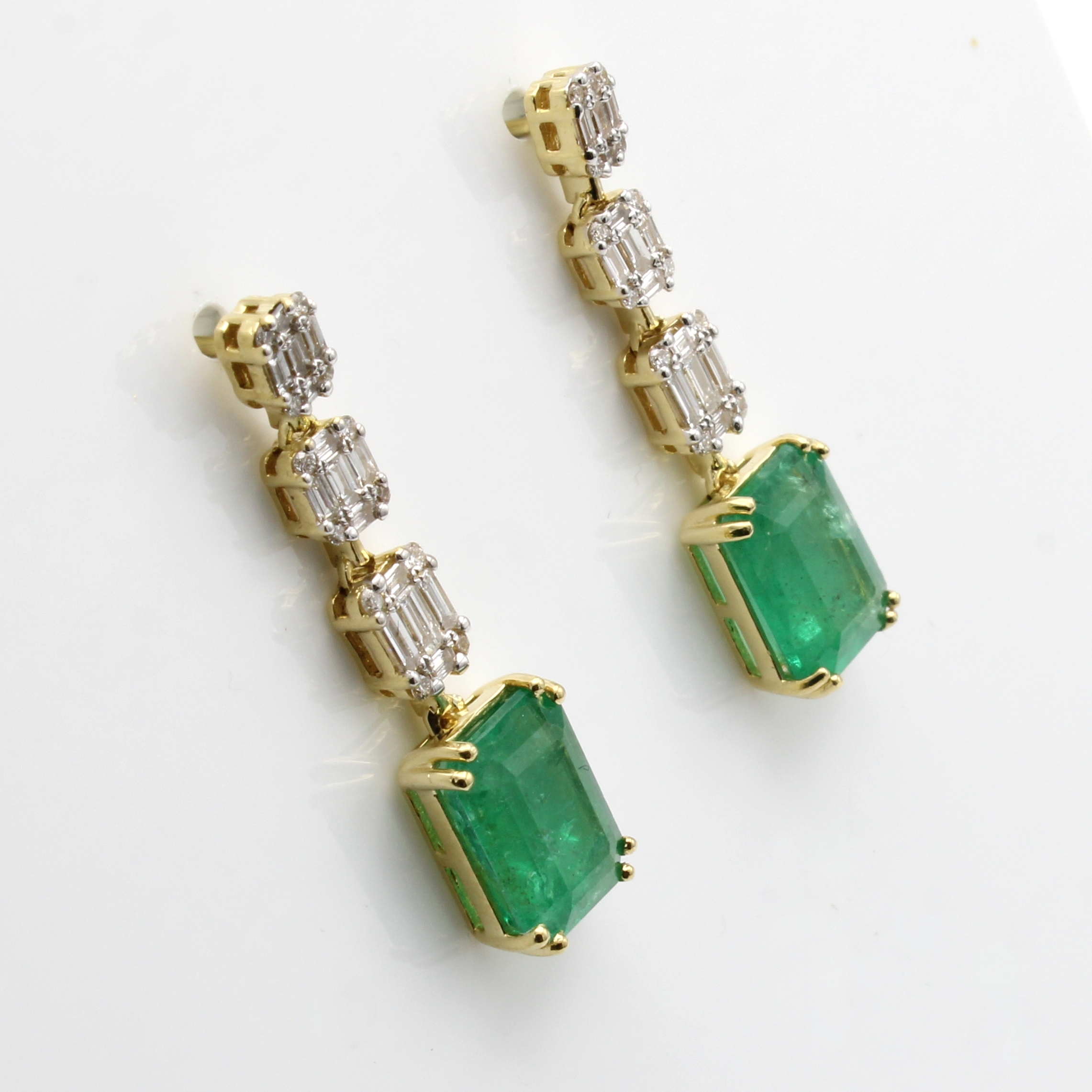 Image 27161510 - Paar Ohrstecker mit Smaragden, Diamanten und Brillanten, GG 750/000, 2 Smaragde zus. ca. ...