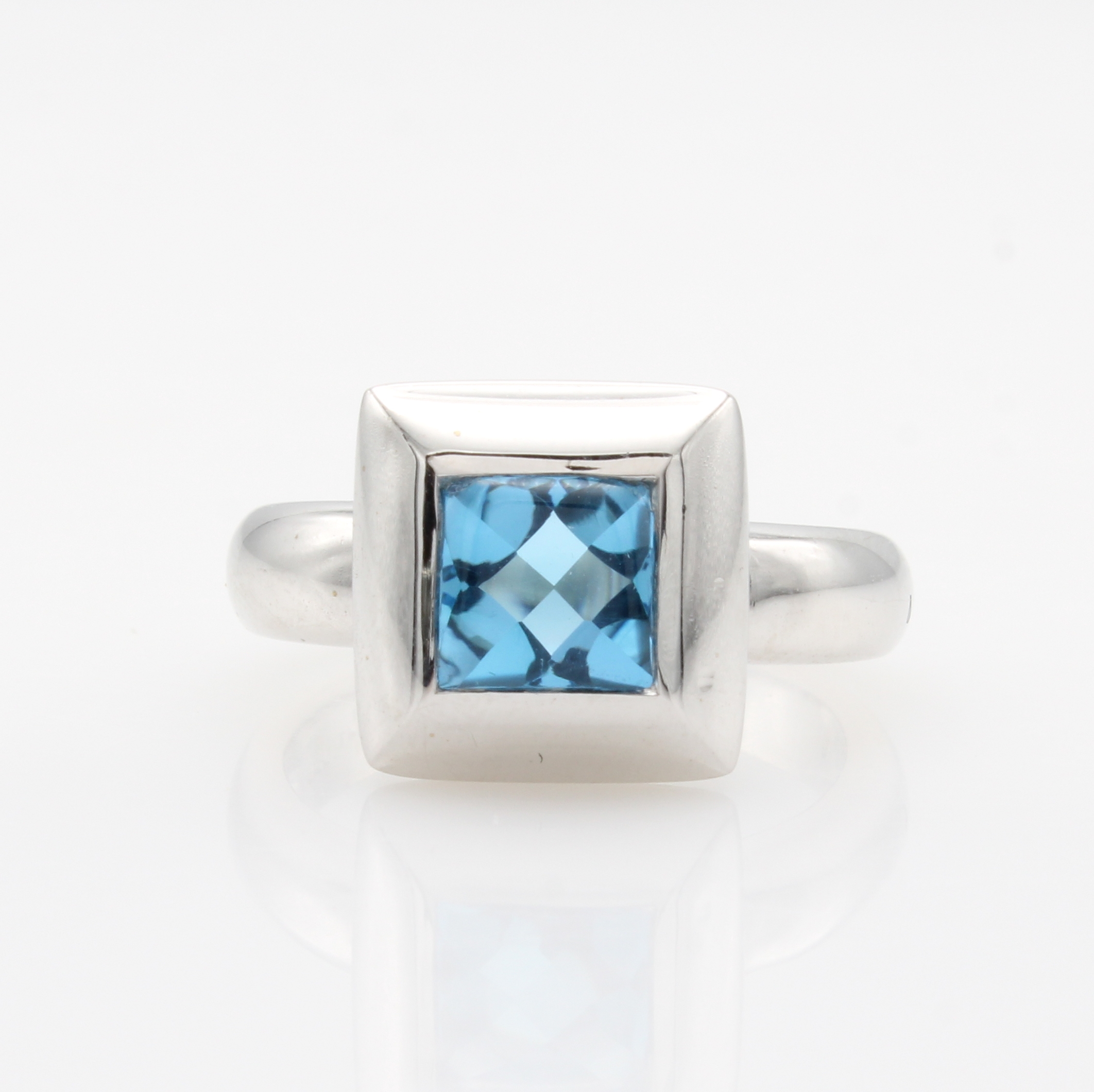 Image 27163509 - Ring mit Blautopas, WG 750/000, carréeförm. Ringkopf, Blautopas (beh.) im Buff-Top, RW ...
