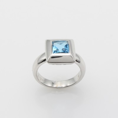 27163509a - Ring mit Blautopas, WG 750/000, carréeförm. Ringkopf, Blautopas (beh.) im Buff-Top, RW ...