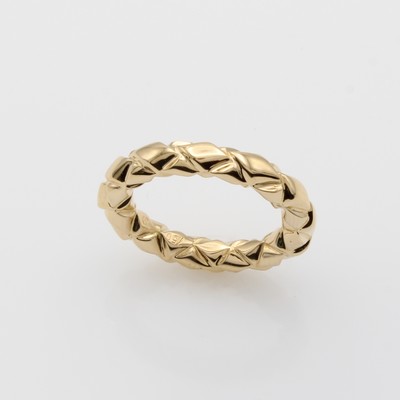 27163615a - Ring, GG 750/000, abgerundete, gemusterte Schiene, RW ca. 55