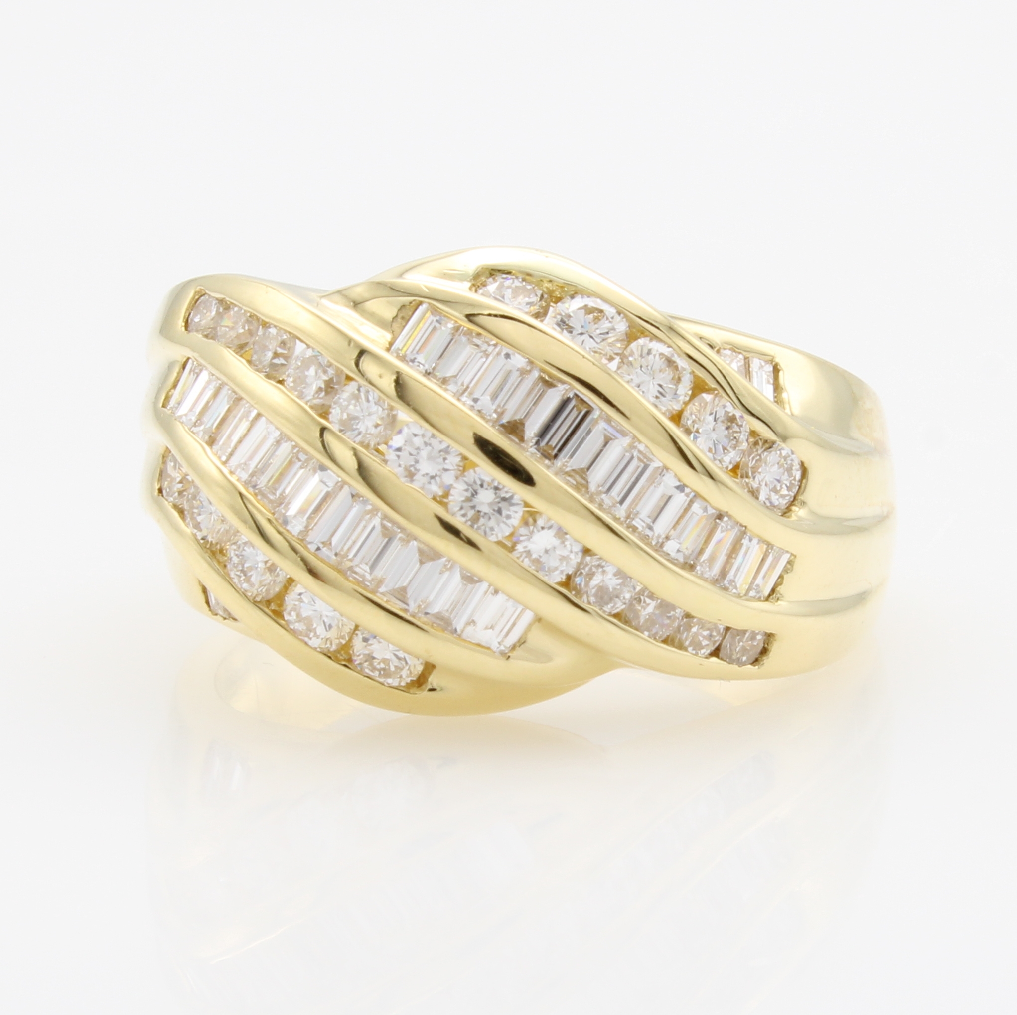 Image 27163953 - Ring mit Diamanten und Brillanten, GG 750/ 000, Diam. im Baguetteschliff u. Brill. zus. ...