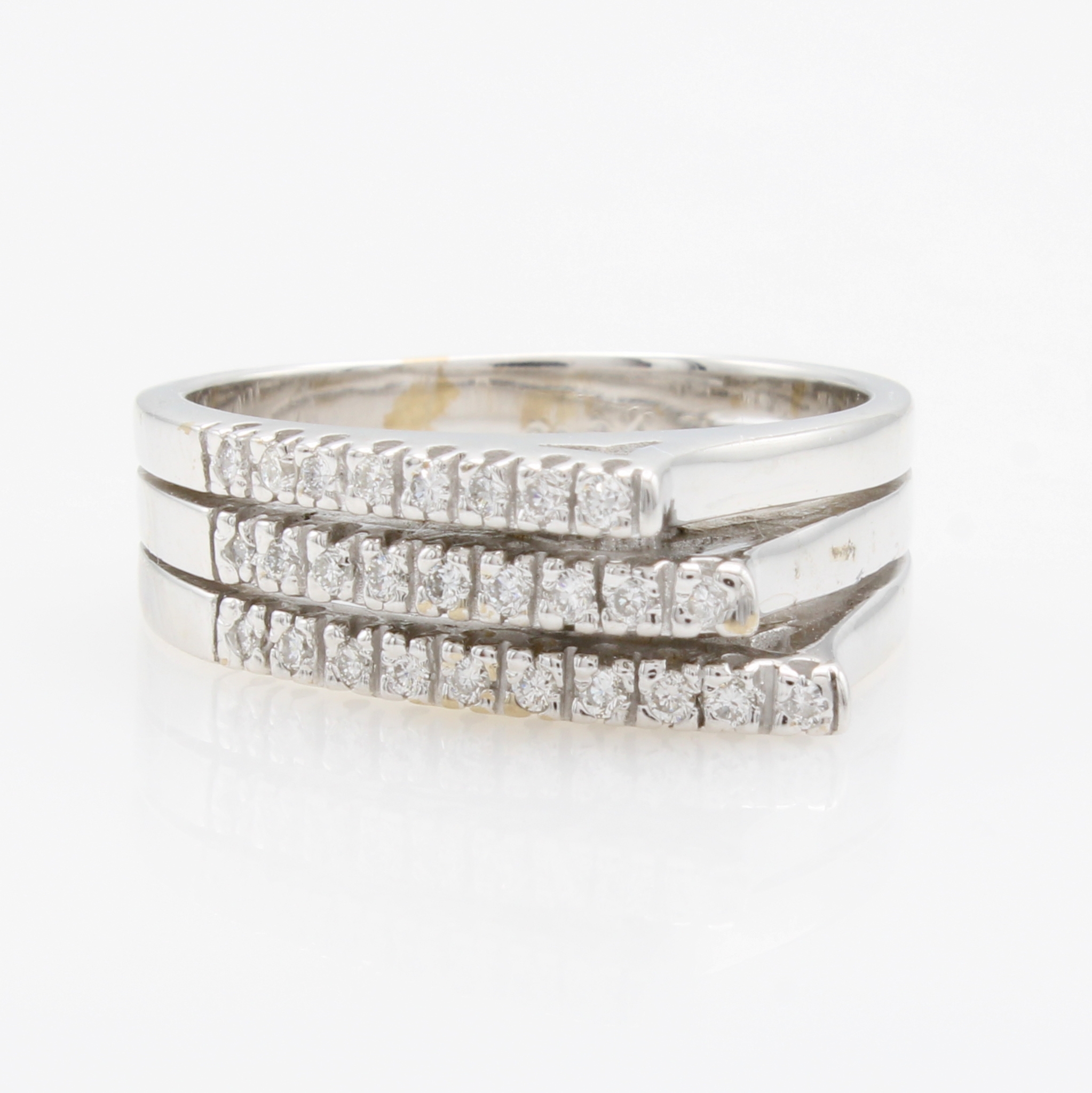 Image 27164086 - Ring mit Brillanten, WG 750/000, Brill. in 3 Reihen gef. zus. ca. 0.24 ct feines ...