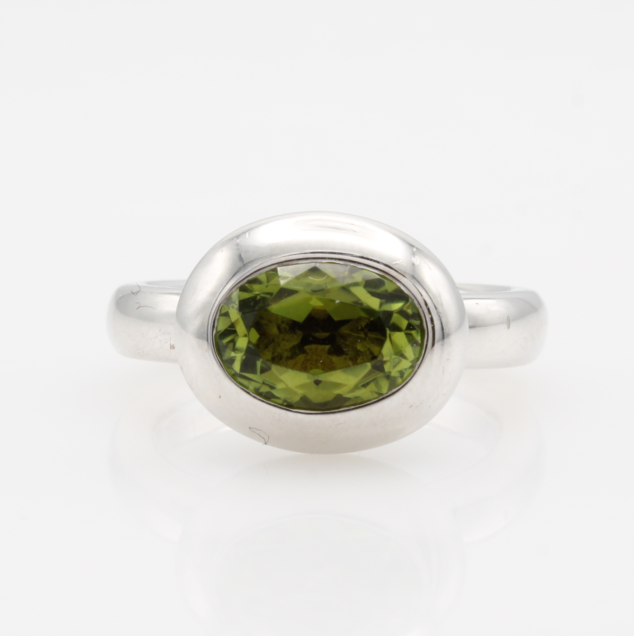 Image 27164089 - Ring mit Peridot, WG 585/000, ovaler Peridot in breiter, glatter Fassung, RW ca. 55 ...