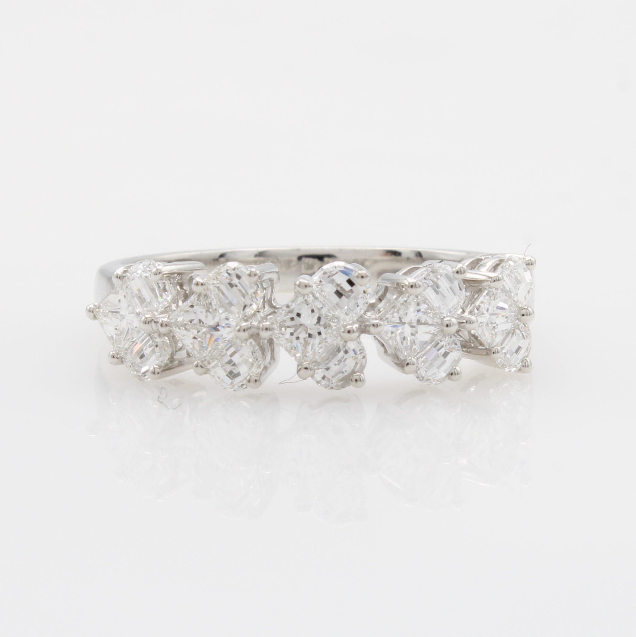 Image 27164114 - Ring mit Diamanten, WG 750/000, Diam. in versch. Schliffarten als 5 Herzen gef. zus. ca. ...