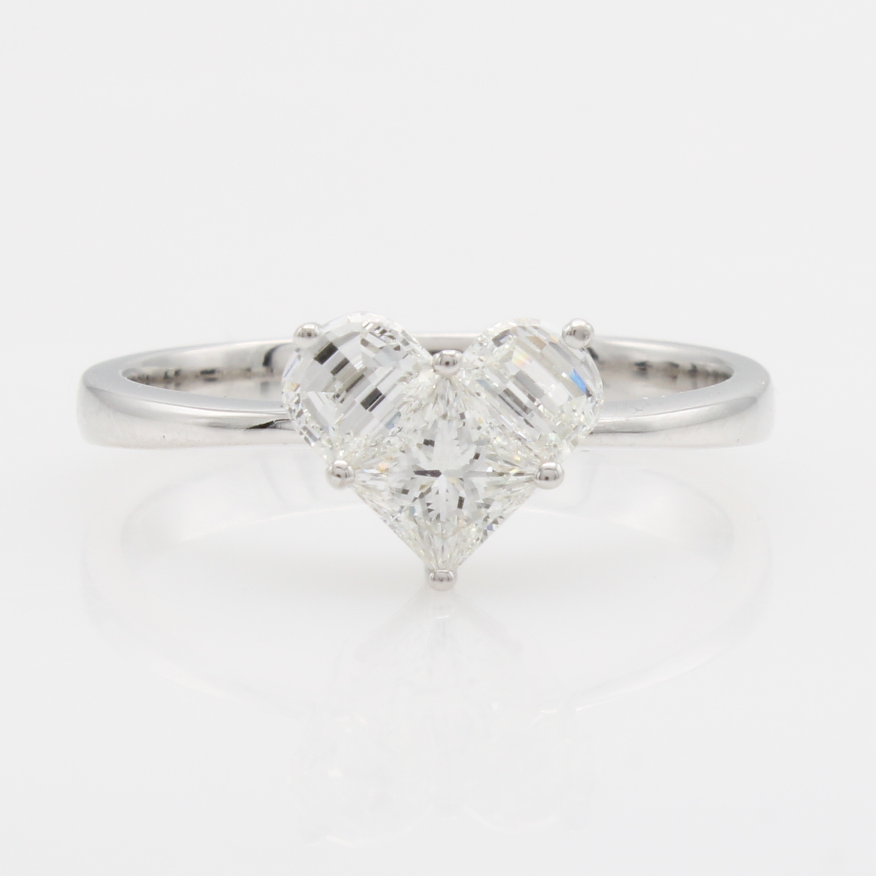 Image 27164120 - Ring mit Diamanten, WG 750/000, Diam. in versch. Schliffarten als Herz gef. zus. ca. ...