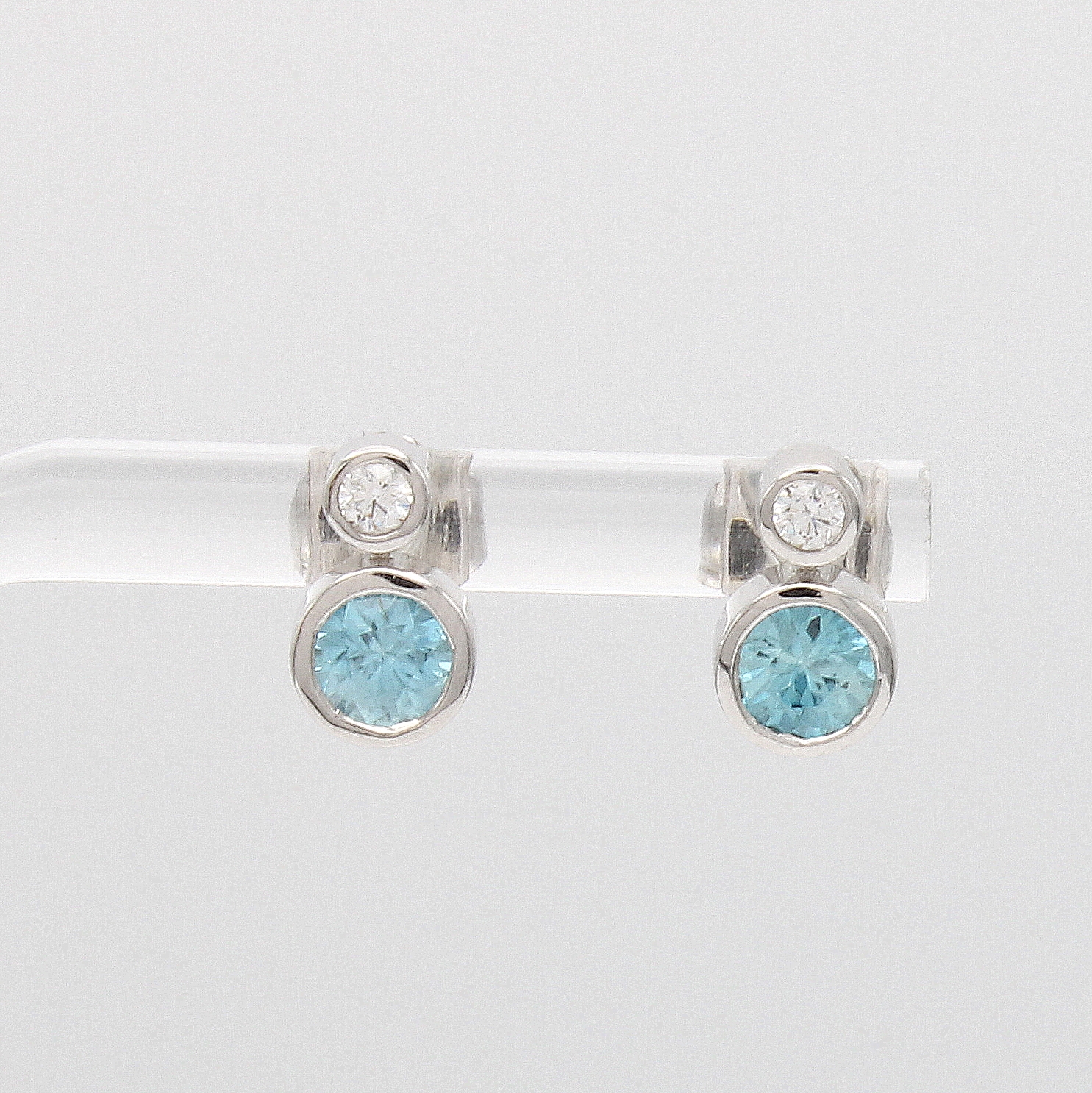 Image 27164144 - Paar Ohrstecker mit Zirkonen und Brillanten, WG 750/000, 2 blaue, fac. Zirkone zus. ca. ...