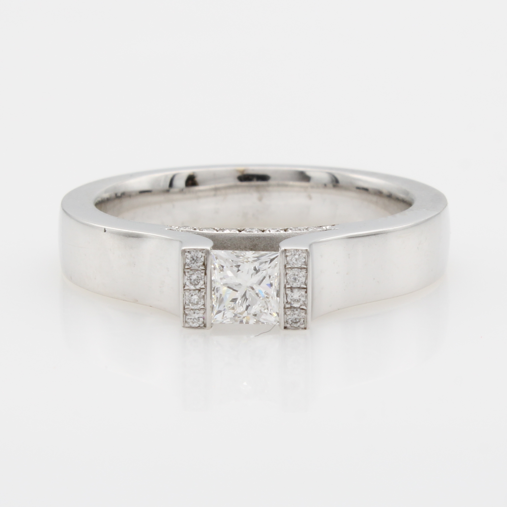 Image 27164146 - Ring mit Brillanten, WG 750/000, Solitär ca. 0.37 ct u. Besatzbrill. (z.T. auch an ...